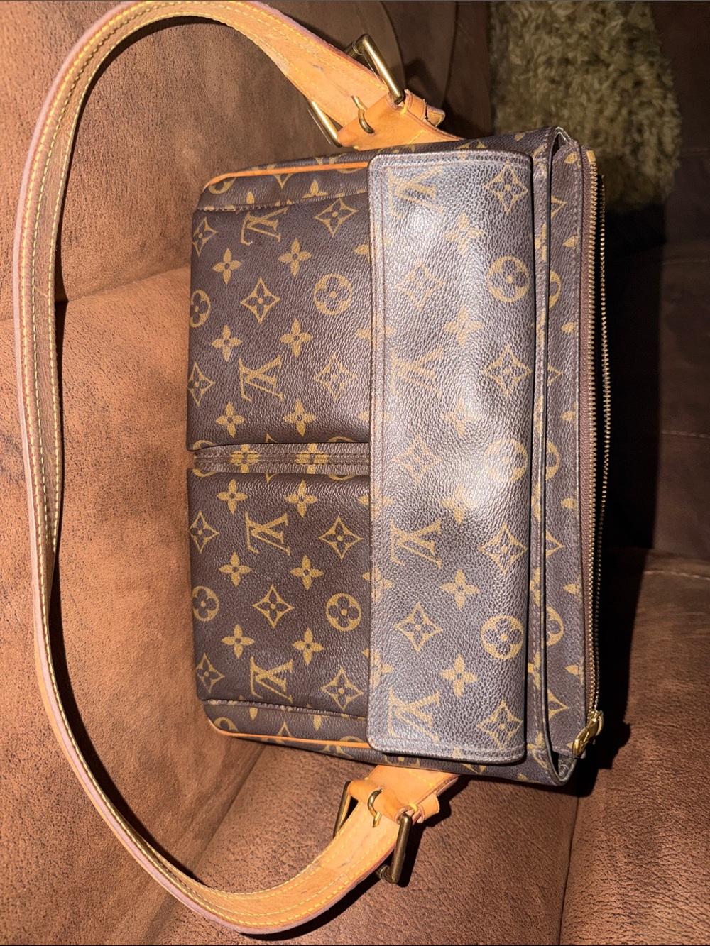 Auth Louis Vuitton Monogram Viva Cite GM